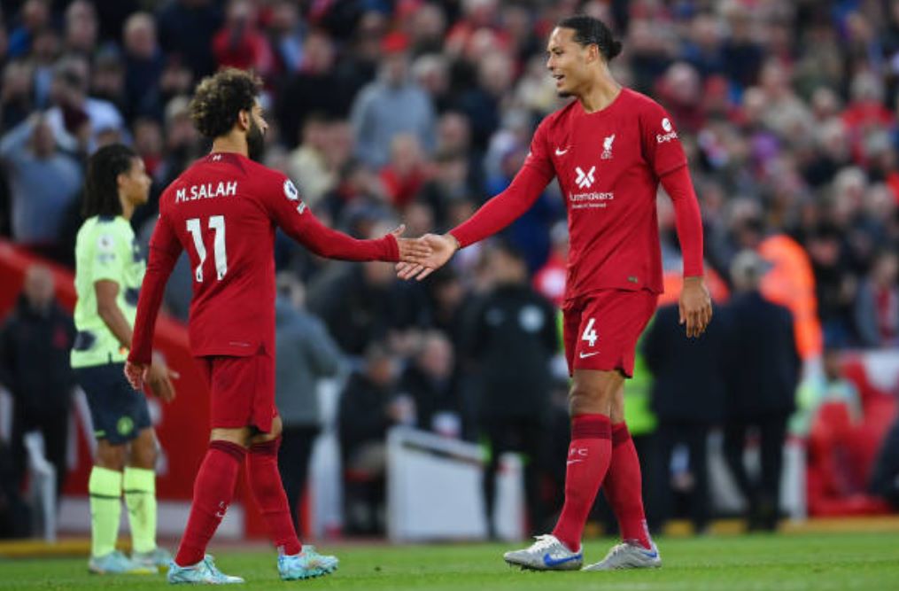 Liverpool muốn giữ chân Salah (trái) và Van Dijk (phải).